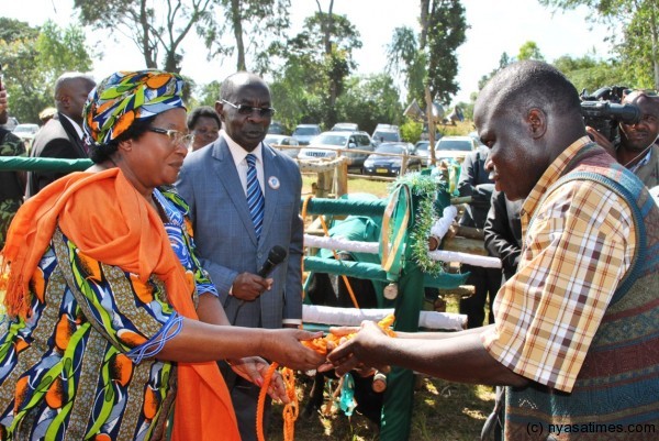 Another beneficiary and President Banda in a symbolic presentation of a cow