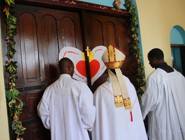 Arcbishop Msusa opens the Holy Door of Limbe Cathederal  for the Jubilee of Mercy