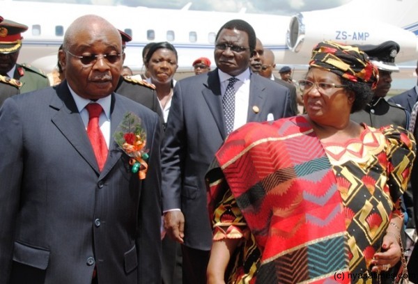 Armando Emilio Guebuza arrives at Kamuzu International Airport and welcomed by President Banda