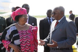 Pres. Guebuza with Pres. Banda; Set to ela power deal during Malawi visit
