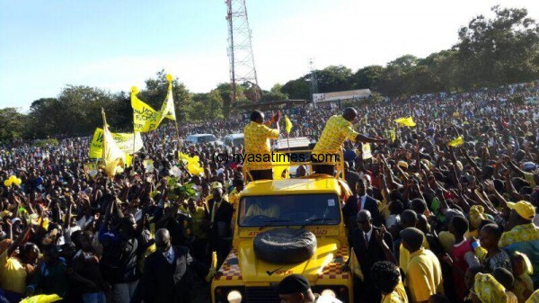 Atupele and his running mate welcomed by throngs of excited crowds in Nkhotakota
