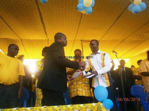 Atupele presenting the Mzuzu central hospital  cheque to Reverend Mazunda