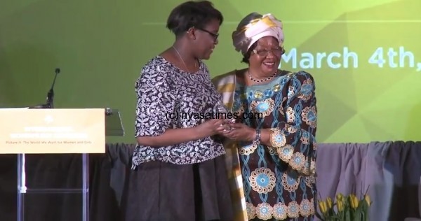 Joyce Banda, former President of Malawi, presents Kennede Reese, Girl Up Advocate, with the Girl Up Advocate Award, at the 2015 