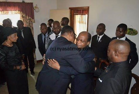 President Mutharika embraces widower Tembo in consoling him