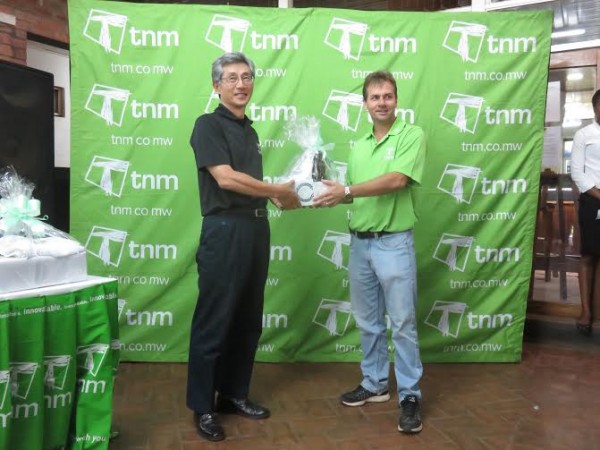 B-Div winner Cho receives his prize from TNM.