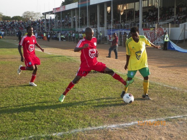 BB's Chiku Kanyenda (red) challenges Civo's Lawrence Mwehiwa, Pic Leonard Sharra, Nyasa Times