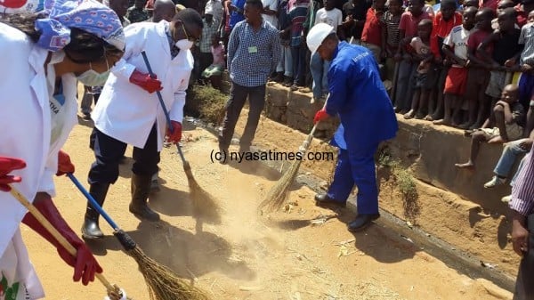 Beautify Malawi:  President Mutharika and vice president Saulos Chilima sweeping city streets