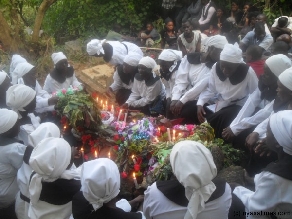 Members of Mbayani Church of Africa Presbytery Church women's guild performing their funeral rite the tomb of Maria Taulo. Photo by Steve Taulo.