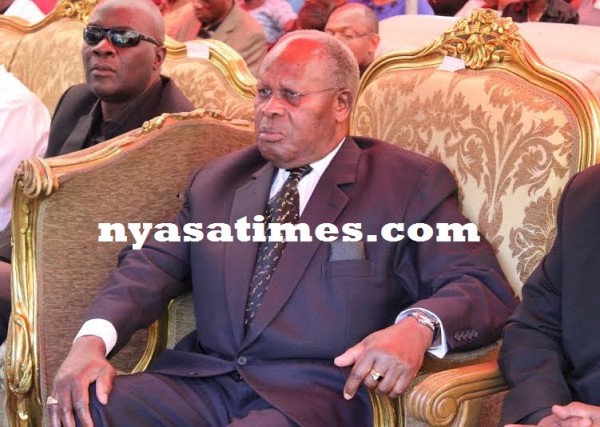 Mourning- Bakili muluzi at the funeral ceremony