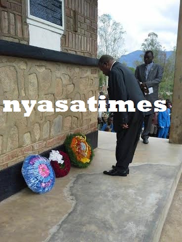 Bakili Muluzi laid his wreath of tribute to Chilembwe