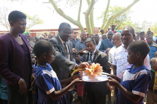Balaka DC cut the ribbon to officially open the dormitory
