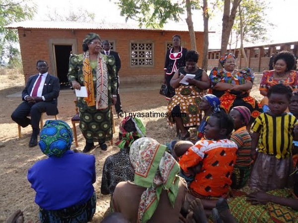 Banda addressing women in Mitundu