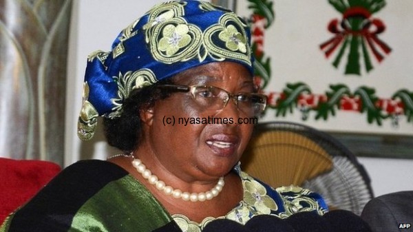 Malawi's President Joyce Banda says she is annulling this week's general election - in which she was a candidate - because of voting "irregularities".