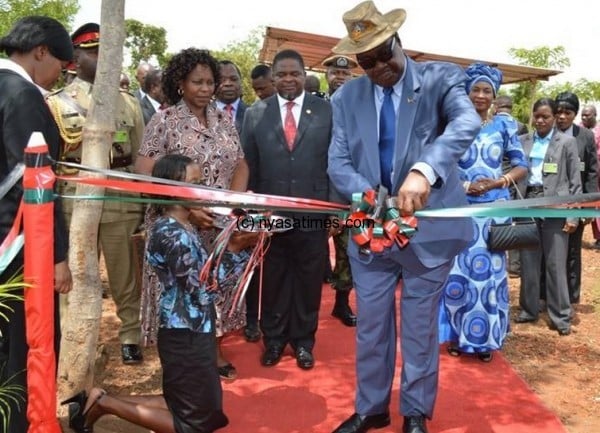 Mutharika cutting ribbon to launch the cement  and malata subsidy programme