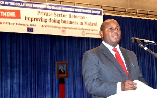 Bankers Association of Malawi`s president, Misheck Esau gives his statement at BICC in Lilongwe-(c) Abel Ikiloni, Mana