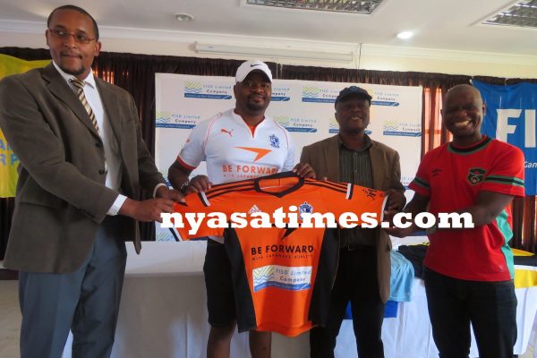 Be Forward Wanderers Team Manager Steve Madeira received the jersey-Jeromy Kadewere