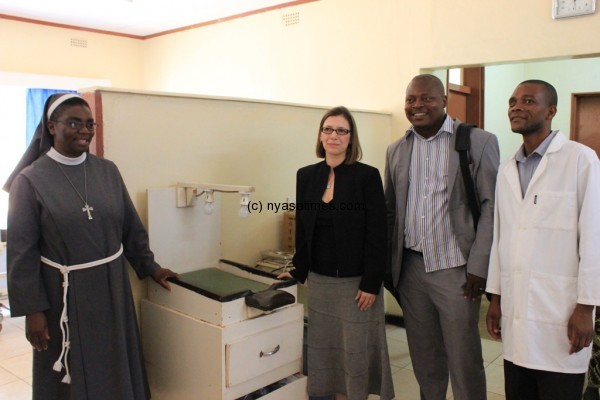 Bidding farewel to old improvised machine (from left to right) Lungu, Buono, Tsonga and a medical doctor..picture by Samantha White (EGPAF)