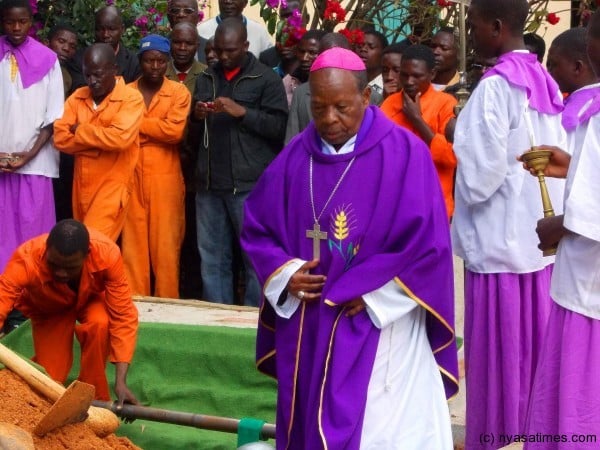 Bishop-emeritus Allan Changwera was also present to pay his last respects
