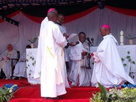 Bishop Martin Mtumbuka renewing his priestly vows.- Photo by Pious Nyondo, Nyasa Times