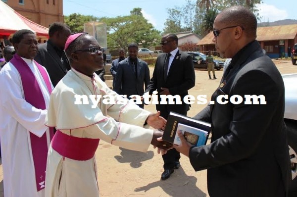 Bishop Peter Musikuwa welcomes Malawi Veep Saulos Chilima -Photo Jeromy Kadewere.