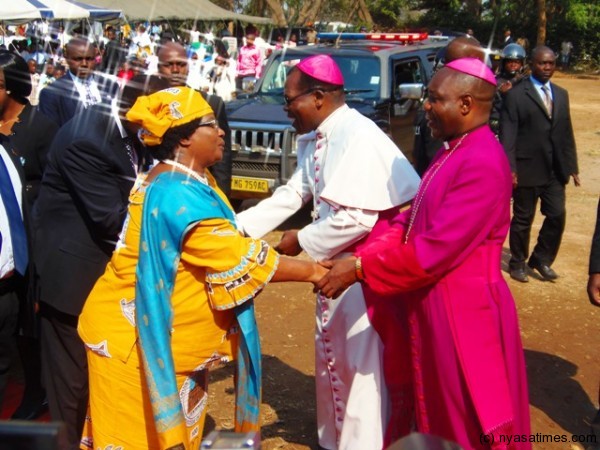 Bishop Sitima welcoming Pres. Banda