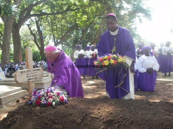 Bishop Ste-Marie & Kanyama laying the wreaths