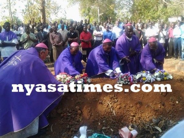 Bishops lay their wreaths on Fr Kamalo's final resting place