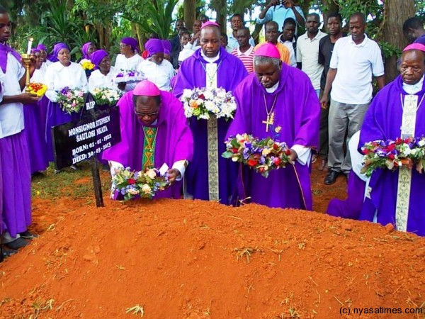 Bishops in wreath-laying ceremony at the tomb...Photo Jeromy Kadewere
