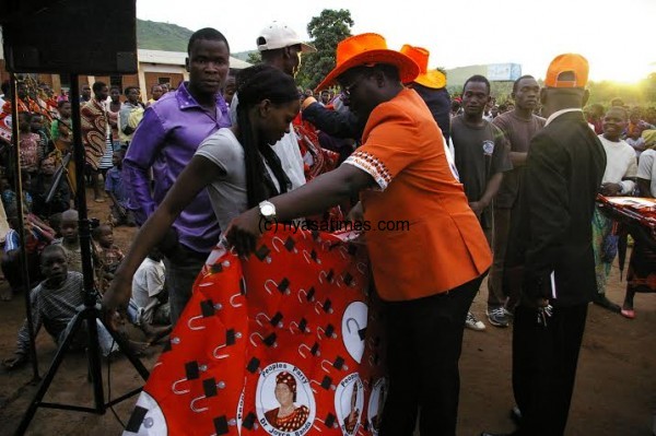 Bisika welcoming people who have defected to PP