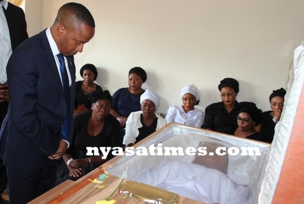Blantyre City Mayor Noel Chalamanda paying his last respect....Photo Jeromy Kadewere