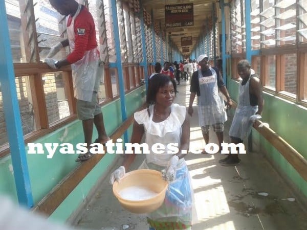 Blantyre Press Club members cleaning the hospital