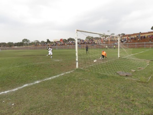 Brilliant! Steve Zimba sends Chikwenga the opposite way, Pic Alex Mwazalumo