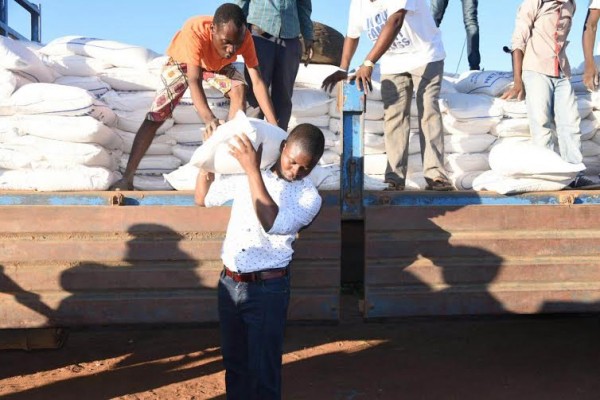 Bushiri carring the relief maize to the starved Malawians