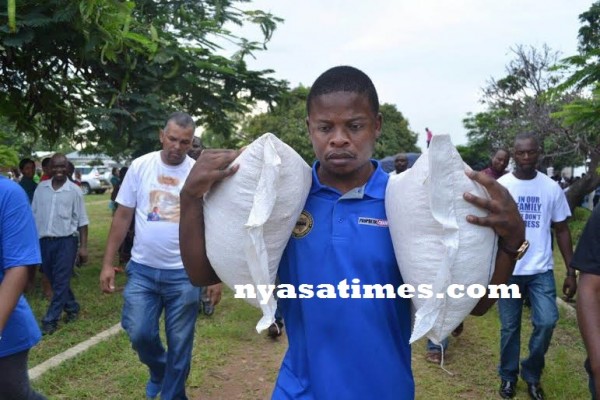 Bushiri carrying maize for distribution