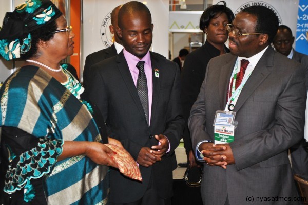 CEO for Malawi Investment and Trade Centre Clement Kumbemba explains a point to President Banda