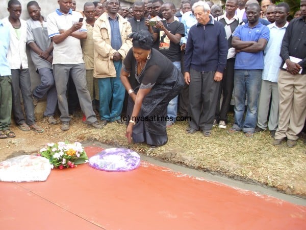 Callista Mutharika laying her wreath