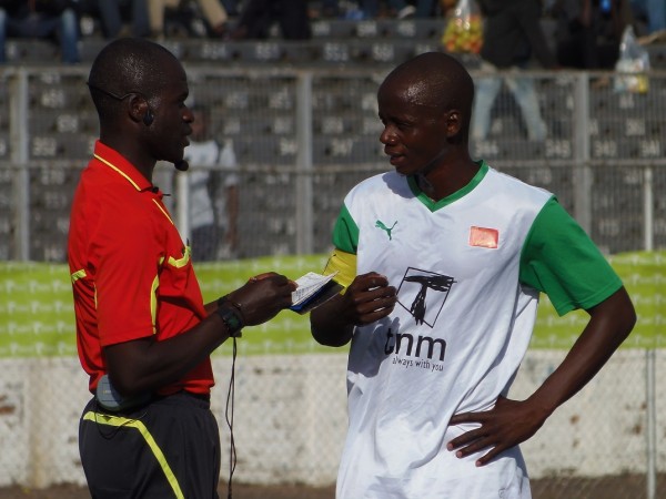 Captain-Zasher-Nongoneza-trying-to-reason-with-the-referee...Photo-Jeromy-Kadewere