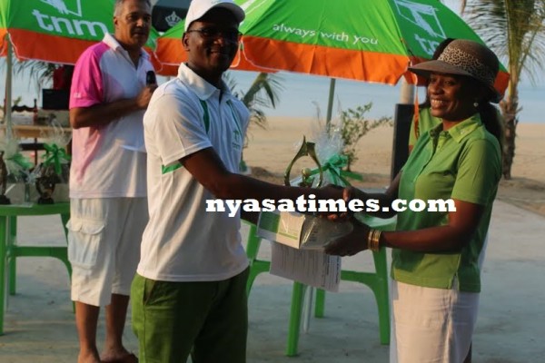 Carol receive her prize from Makata