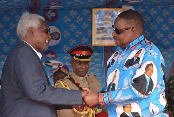 Mutharika (right) pays tribute to Mbuya Chakuamba (left): RIP
