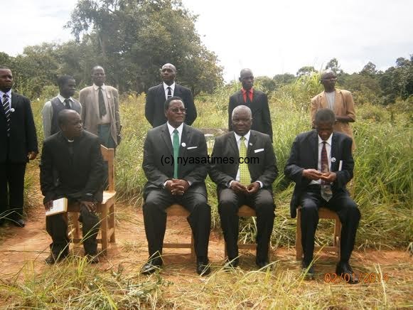 Chakwera, MCP vice president Msowoya and others at Zolozolo cemetry