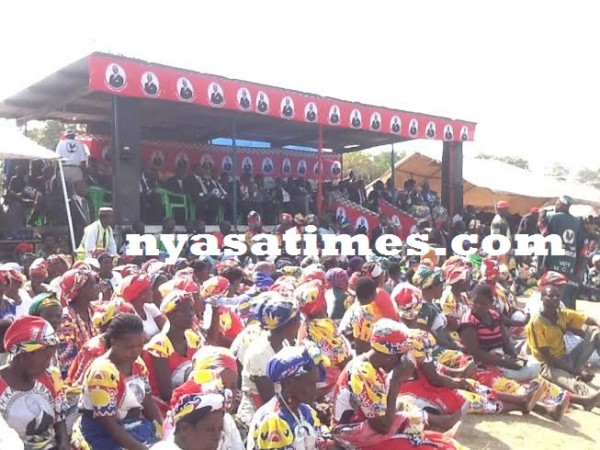 Chakwera podium in Nkhotakota  surrouded by MCP supporters