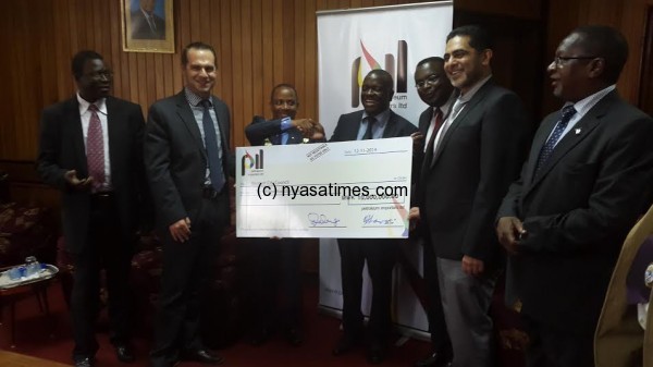 Chalamanda (third left) receiving the cheque from Dr Lanjesi