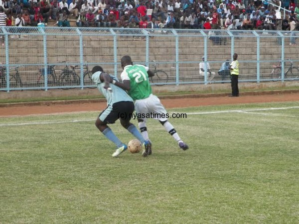 Chamveka Gwetsani and Lameck Kachimanga fight for the ball.