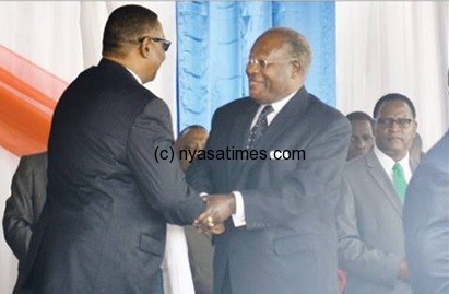 Mutharika greeting Muluzi and ignored Chakwera who looks on