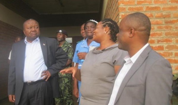 Chief Secretary  Mkondiwa interacting with hospital officials pic by Evance Chisiano Mana