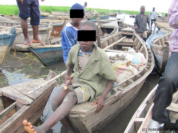 Children on the way to Lake Chilwa