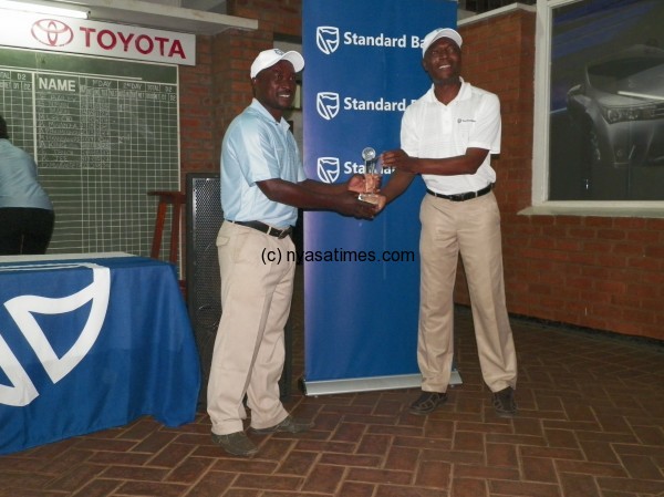 Chimpeni (left) gets his trophy from Standard Bank, Pix Alex Mwazalumo (1)