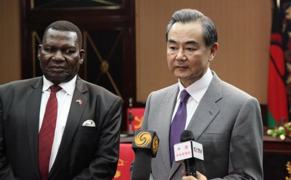 Chinese Foreign Minister Wang Yi (R) and Malawi Minister of Foreign Affairs George Chaponda attend a press conference after their meeting in Lilongwe, Malawi on Jan. 31, 2016. [Photo Xinhua]