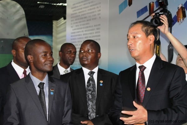 Chinese scientist makes an explanation to the members of the malawi delegation