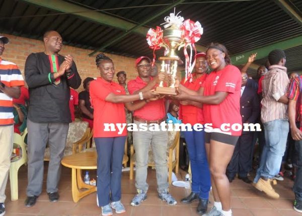 Chiumia, Matseketsa presents the trophy to Diamonds captain Ngwira